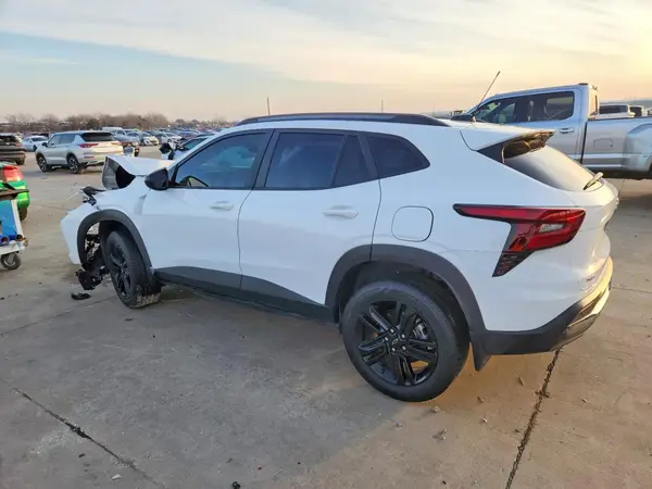 KL77LKEP4SC271441 2025 CHEVROLET TRAX - Image 2