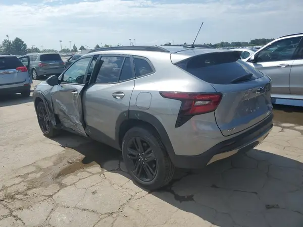 KL77LKEP4SC297411 2025 CHEVROLET TRAX - Image 2