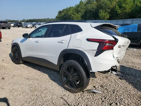KL77LKEP4SC312537 2025 CHEVROLET TRAX - Image 2