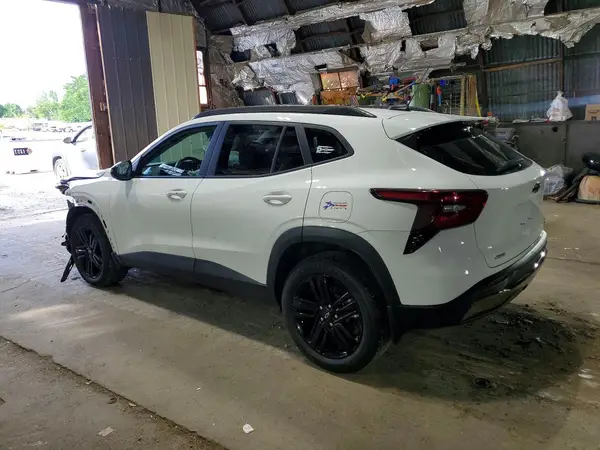 KL77LKEP4SC331783 2025 CHEVROLET TRAX - Image 2