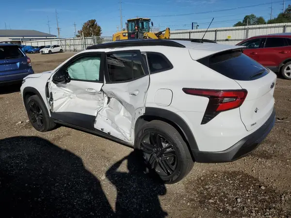 KL77LKEP5SC010545 2025 CHEVROLET TRAX - Image 2