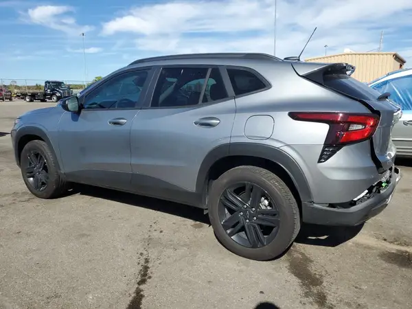 KL77LKEP5SC013588 2025 CHEVROLET TRAX - Image 2