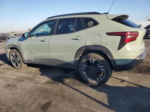 KL77LKEP5SC037437 2025 CHEVROLET TRAX - Image 2