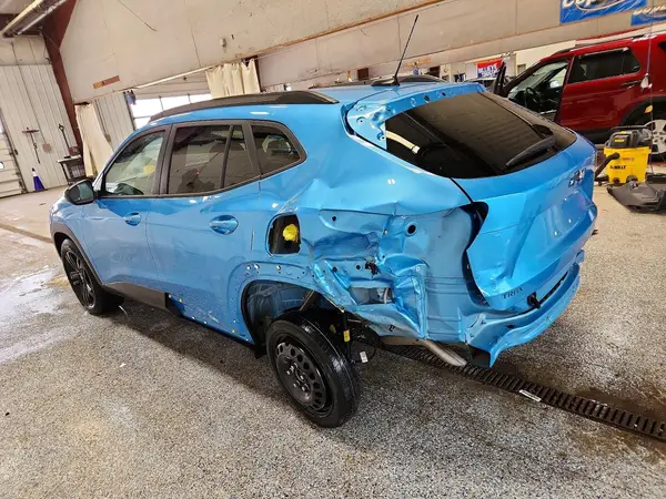 KL77LKEP5SC069692 2025 CHEVROLET TRAX - Image 2