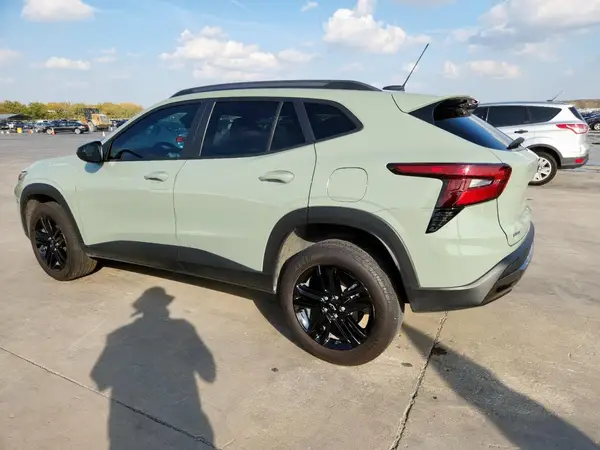 KL77LKEP5SC084158 2025 CHEVROLET TRAX - Image 2