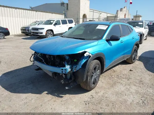 KL77LKEP5SC125954 2025 CHEVROLET TRAX - Image 2