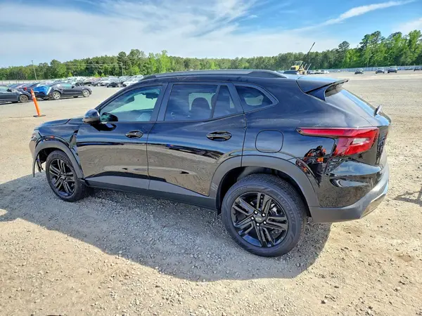 KL77LKEP5SC321182 2025 CHEVROLET TRAX - Image 2