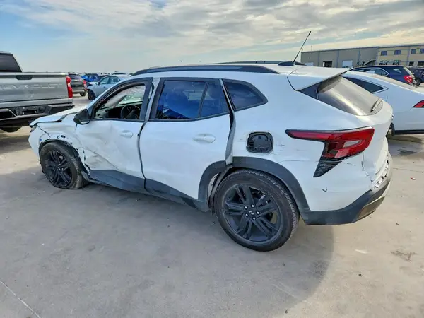 KL77LKEP6SC015172 2025 CHEVROLET TRAX - Image 2