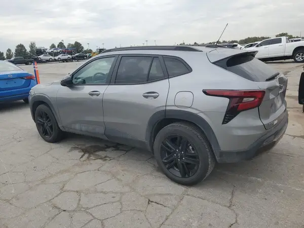 KL77LKEP6SC084525 2025 CHEVROLET TRAX - Image 2
