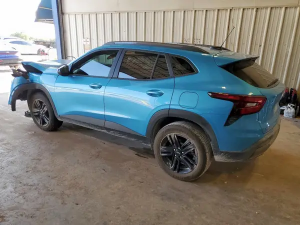 KL77LKEP6SC111139 2025 CHEVROLET TRAX - Image 2