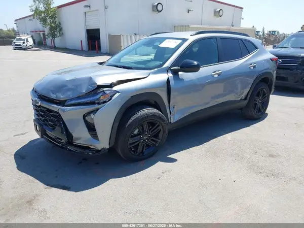 KL77LKEP6SC148708 2025 CHEVROLET TRAX - Image 2
