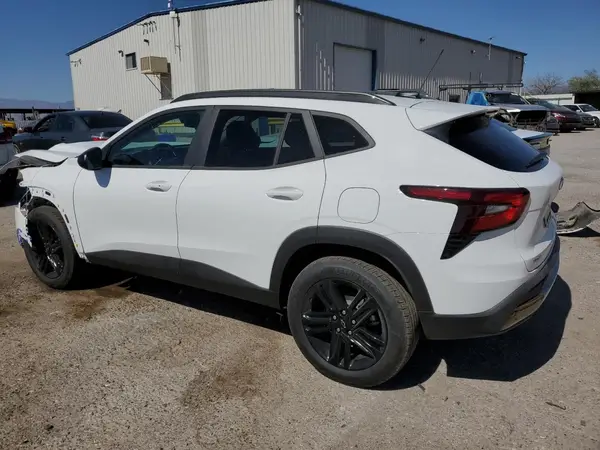 KL77LKEP6SC246878 2025 CHEVROLET TRAX - Image 2