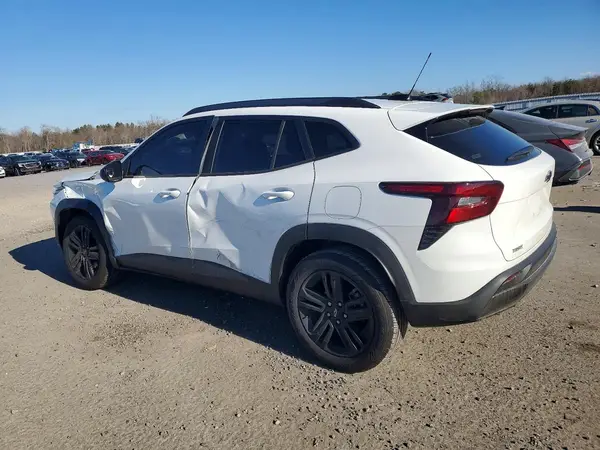 KL77LKEP6SC329517 2025 CHEVROLET TRAX - Image 2