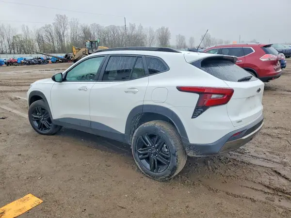 KL77LKEP6SC338279 2025 CHEVROLET TRAX - Image 2
