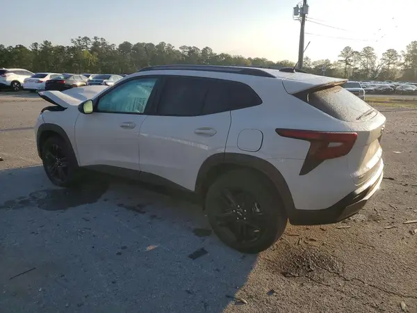 KL77LKEP6TC049937 2026 CHEVROLET TRAX - Image 2