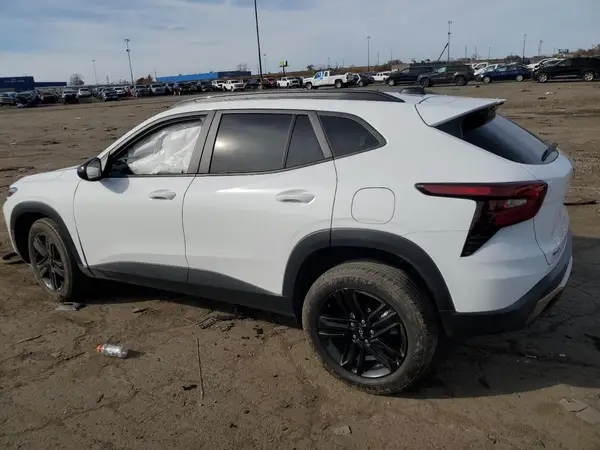 KL77LKEP7SC013821 2025 CHEVROLET TRAX - Image 2