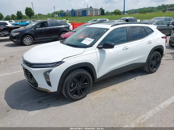 KL77LKEP7SC040856 2025 CHEVROLET TRAX - Image 2