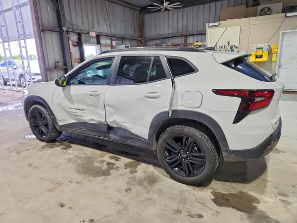 KL77LKEP7SC173861 2025 CHEVROLET TRAX - Image 2