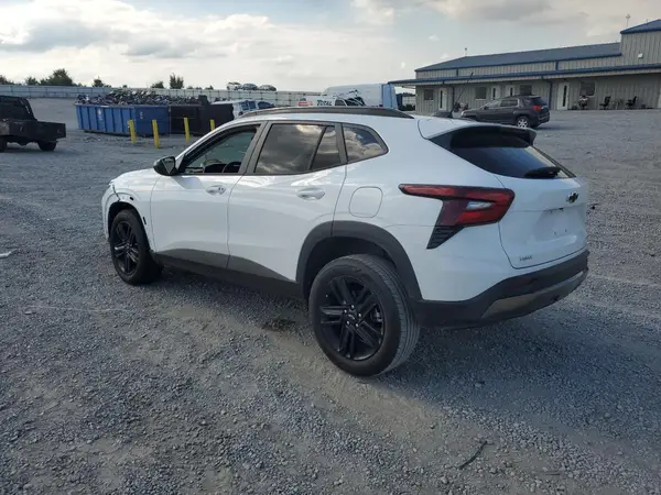 KL77LKEP7SC224341 2025 CHEVROLET TRAX - Image 2