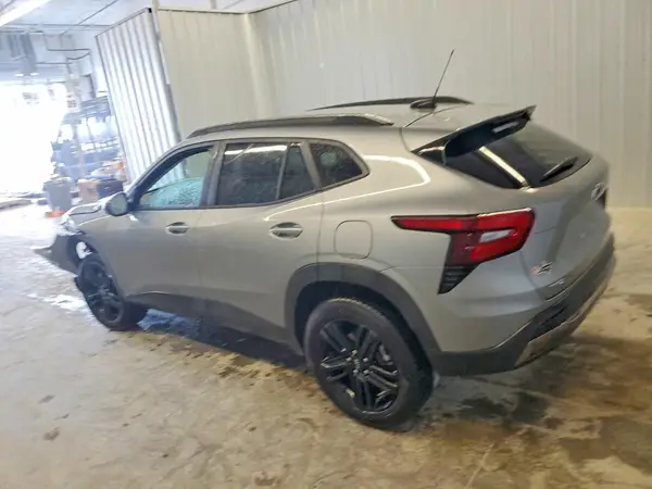 KL77LKEP7SC249465 2025 CHEVROLET TRAX - Image 2