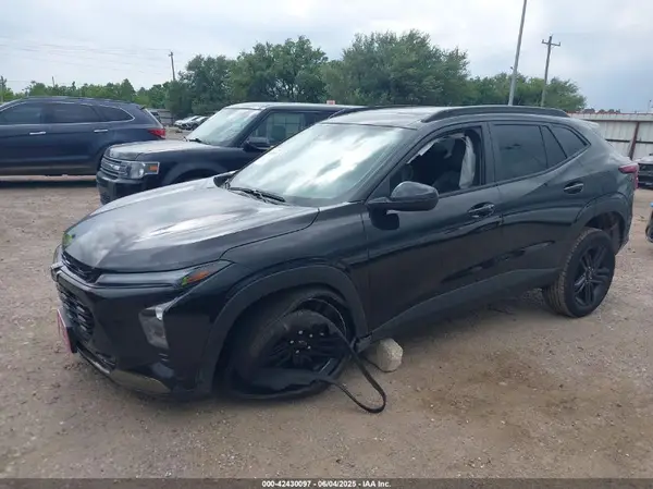 KL77LKEP7SC258327 2025 CHEVROLET TRAX - Image 2