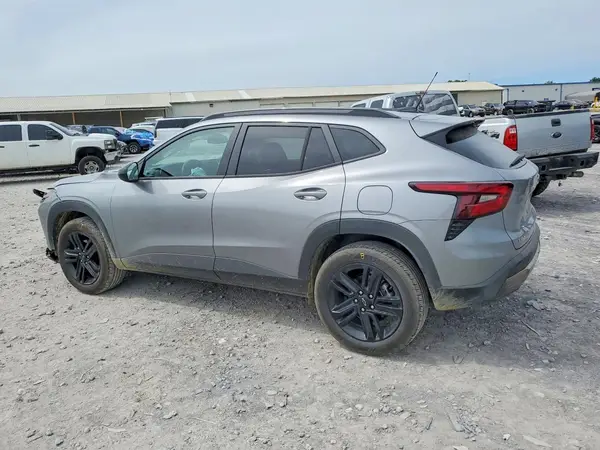 KL77LKEP7SC329560 2025 CHEVROLET TRAX - Image 2