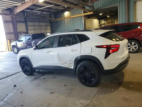 KL77LKEP7SC341854 2025 CHEVROLET TRAX - Image 2