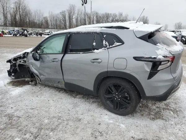 KL77LKEP8SC019949 2025 CHEVROLET TRAX - Image 2