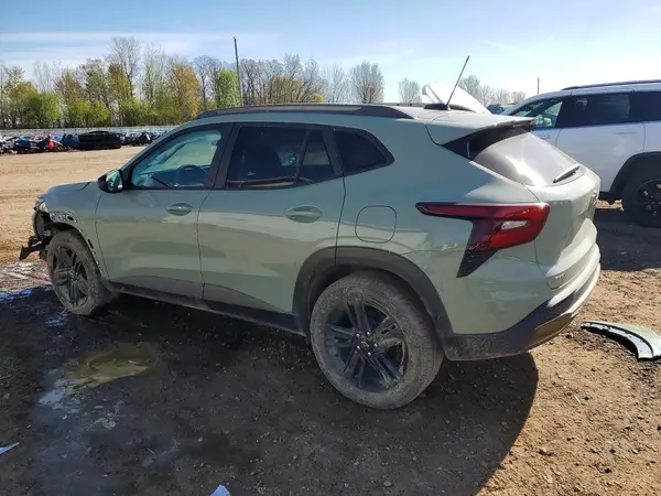 KL77LKEP8SC020986 2025 CHEVROLET TRAX - Image 2