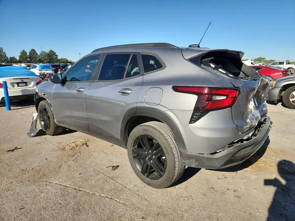 KL77LKEP8SC026948 2025 CHEVROLET TRAX - Image 2