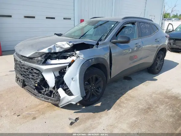 KL77LKEP8SC034810 2025 CHEVROLET TRAX - Image 2