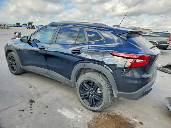 KL77LKEP8SC055432 2025 CHEVROLET TRAX - Image 2