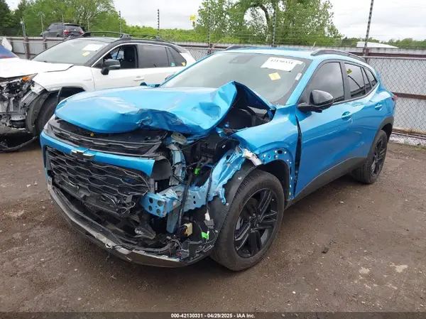 KL77LKEP8SC072411 2025 CHEVROLET TRAX - Image 2
