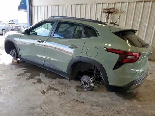 KL77LKEP8SC091380 2025 CHEVROLET TRAX - Image 2