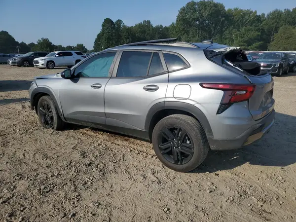 KL77LKEP8SC175828 2025 CHEVROLET TRAX - Image 2