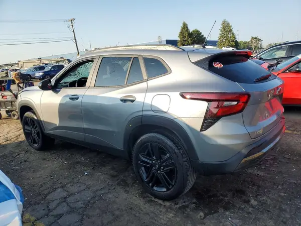 KL77LKEP8SC237082 2025 CHEVROLET TRAX - Image 2