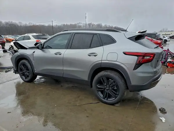 KL77LKEP8SC334413 2025 CHEVROLET TRAX - Image 2