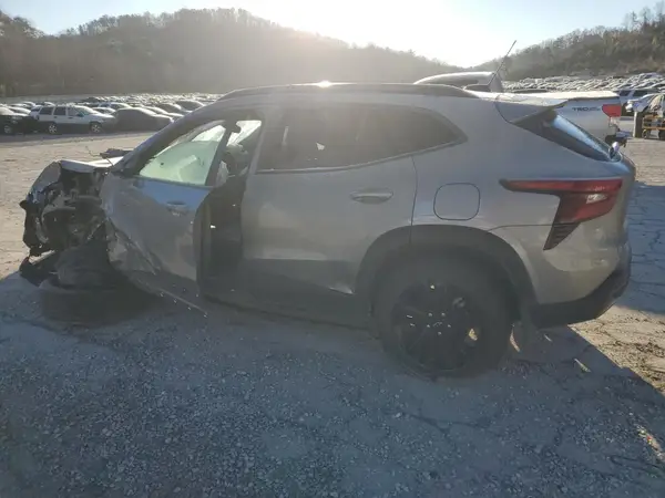KL77LKEP9SC044276 2025 CHEVROLET TRAX - Image 2