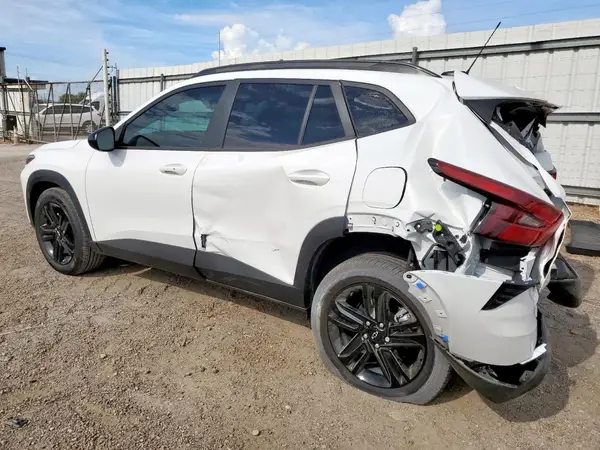 KL77LKEP9SC257020 2025 CHEVROLET TRAX - Image 2