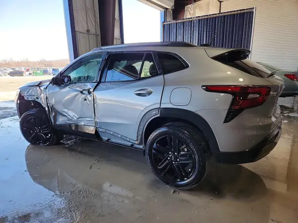 KL77LKEP9SC325185 2025 CHEVROLET TRAX - Image 2