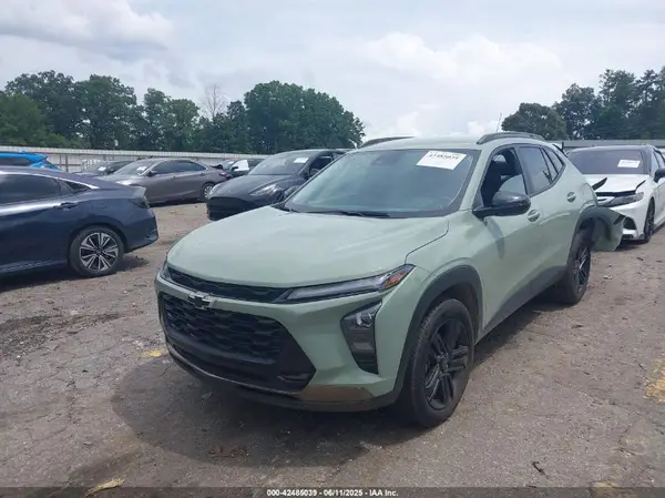 KL77LKEPXSC055447 2025 CHEVROLET TRAX - Image 2