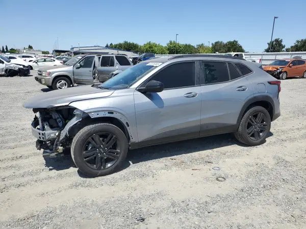 KL77LKEPXSC067811 2025 CHEVROLET TRAX - Image 1