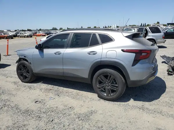 KL77LKEPXSC067811 2025 CHEVROLET TRAX - Image 2