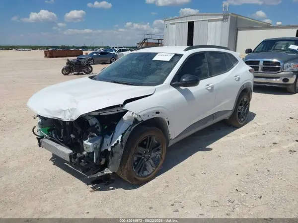 KL77LKEPXSC215519 2025 CHEVROLET TRAX - Image 2