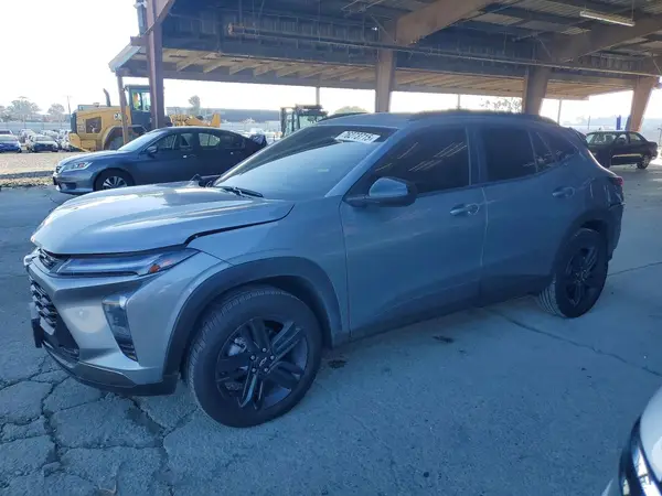 KL77LKEPXSC316088 2025 CHEVROLET TRAX - Image 1