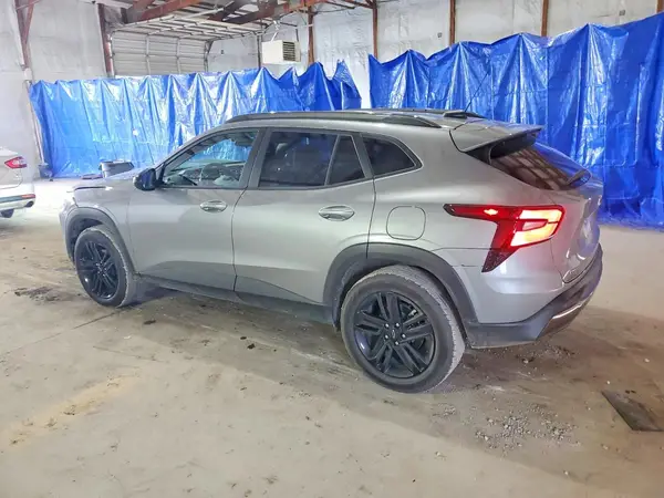 KL77LKEPXSC324000 2025 CHEVROLET TRAX - Image 2