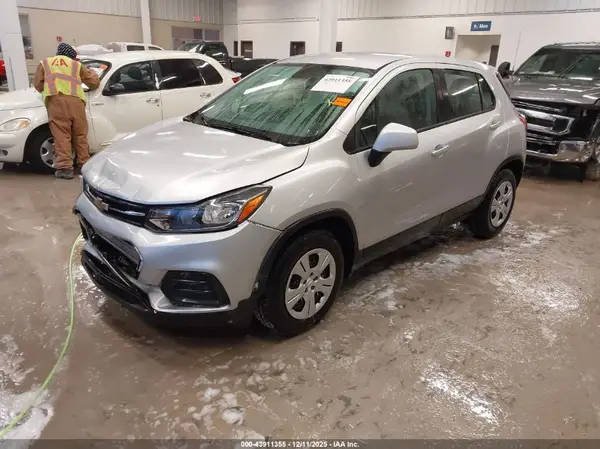 KL7CJKSB0HB055811 2017 CHEVROLET TRAX - Image 2