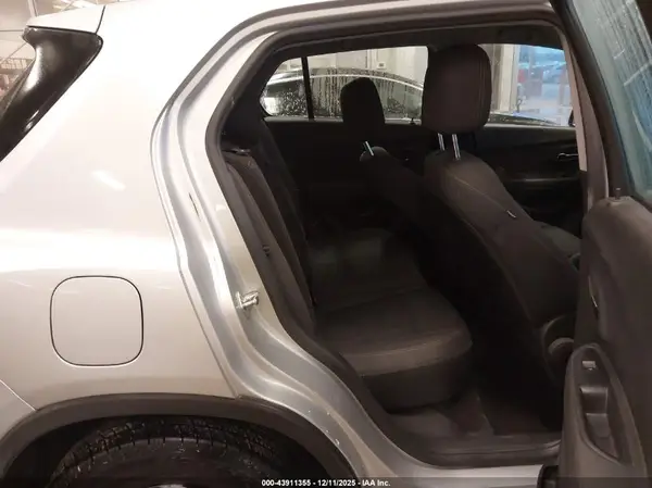 KL7CJKSB0HB055811 2017 CHEVROLET TRAX - Image 8