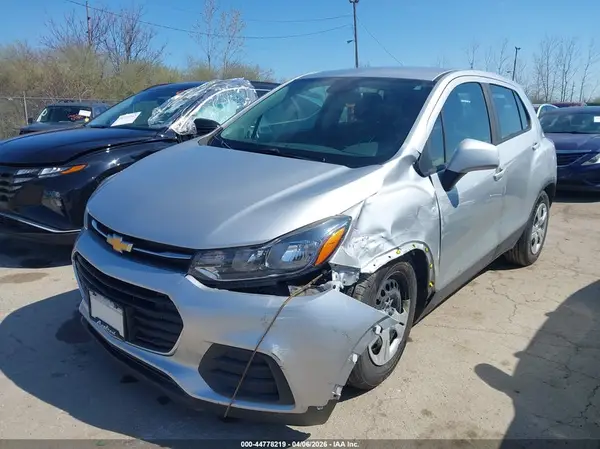 KL7CJKSB0JB542948 2018 CHEVROLET TRAX - Image 2
