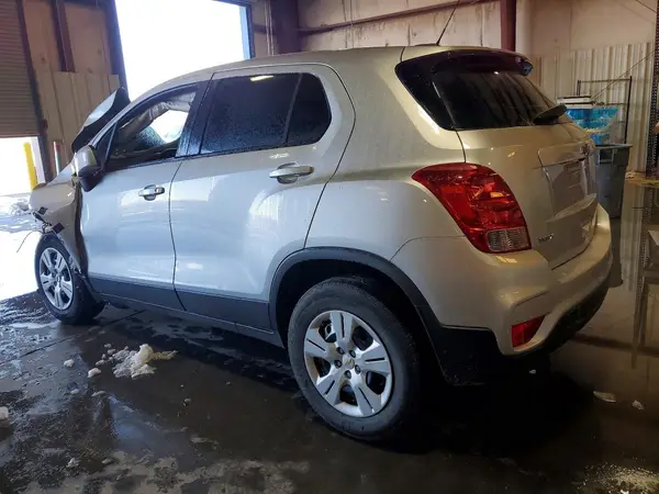 KL7CJKSB0JB561547 2018 CHEVROLET TRAX - Image 2